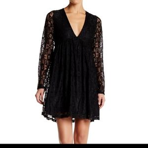 Wild Pearl V-Neck Lace Dress